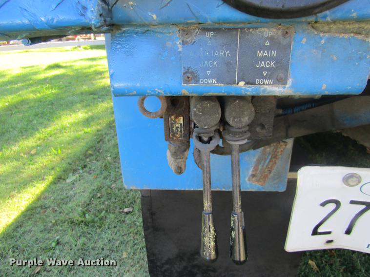 image for item DE5864 2001 International 4900 bucket truck