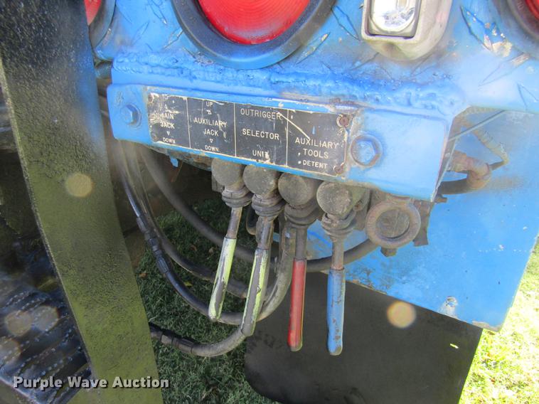 image for item DE5864 2001 International 4900 bucket truck