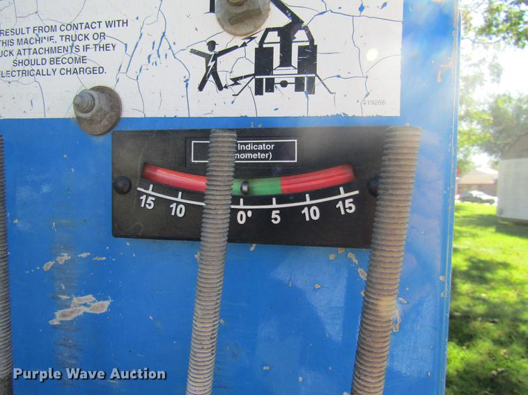 image for item DE5864 2001 International 4900 bucket truck