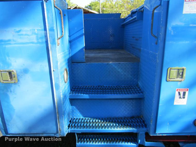 image for item DE5864 2001 International 4900 bucket truck