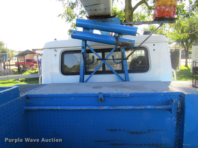 image for item DE5864 2001 International 4900 bucket truck