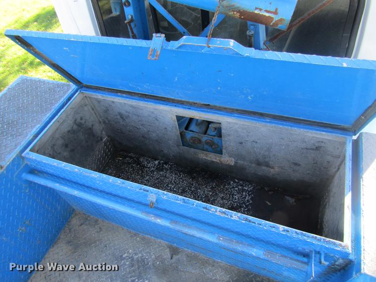 image for item DE5864 2001 International 4900 bucket truck