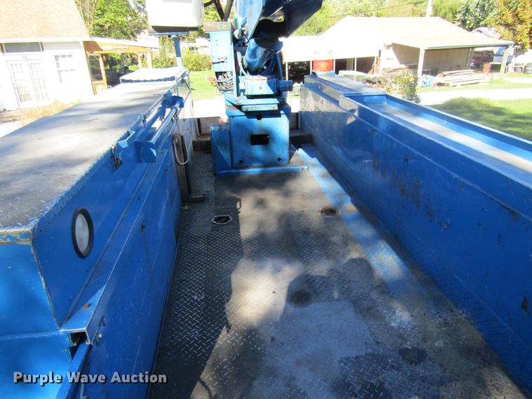 image for item DE5864 2001 International 4900 bucket truck