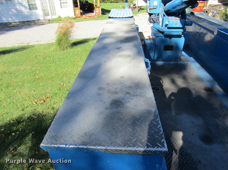 image for item DE5864 2001 International 4900 bucket truck