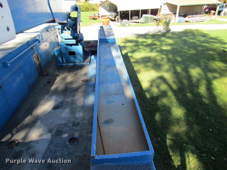 image for item DE5864 2001 International 4900 bucket truck