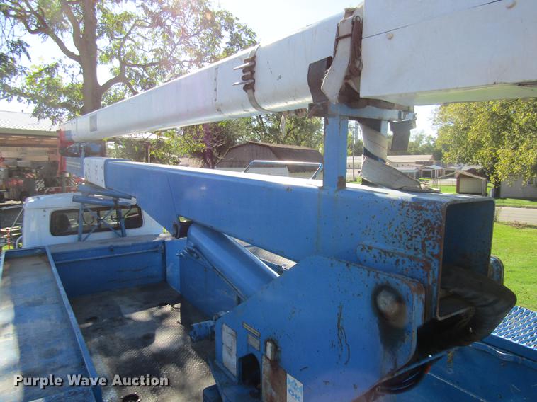 image for item DE5864 2001 International 4900 bucket truck