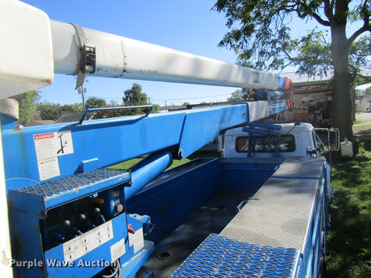 image for item DE5864 2001 International 4900 bucket truck