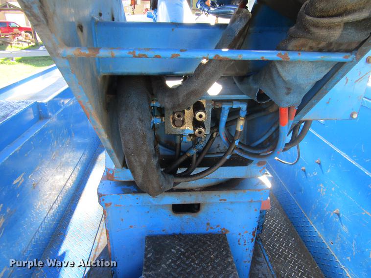 image for item DE5864 2001 International 4900 bucket truck