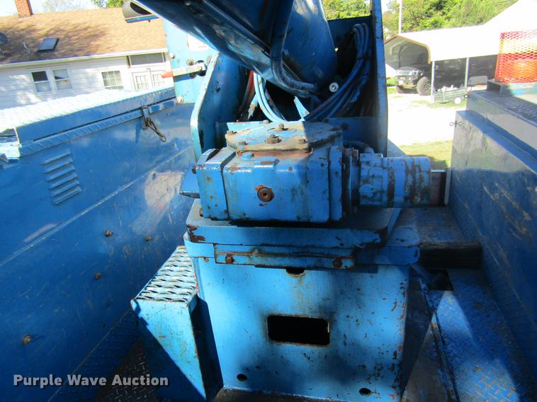 image for item DE5864 2001 International 4900 bucket truck