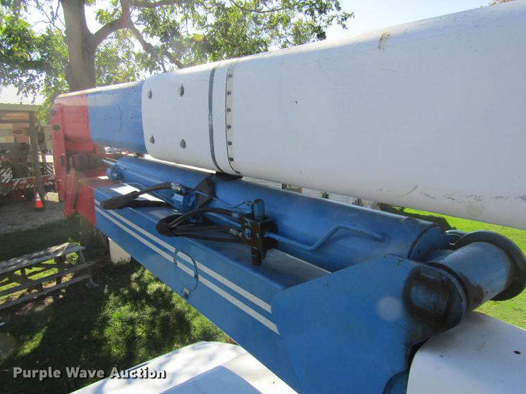 image for item DE5864 2001 International 4900 bucket truck