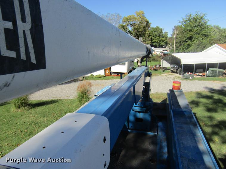 image for item DE5864 2001 International 4900 bucket truck