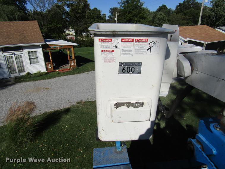 image for item DE5864 2001 International 4900 bucket truck