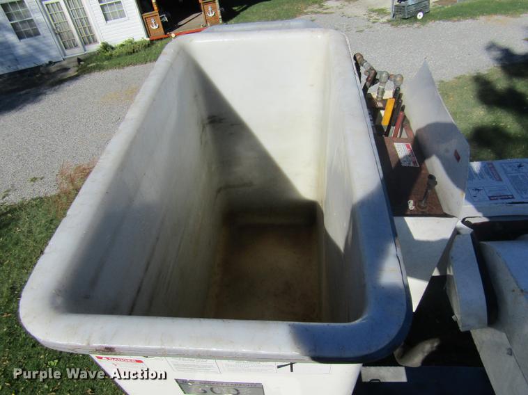 image for item DE5864 2001 International 4900 bucket truck