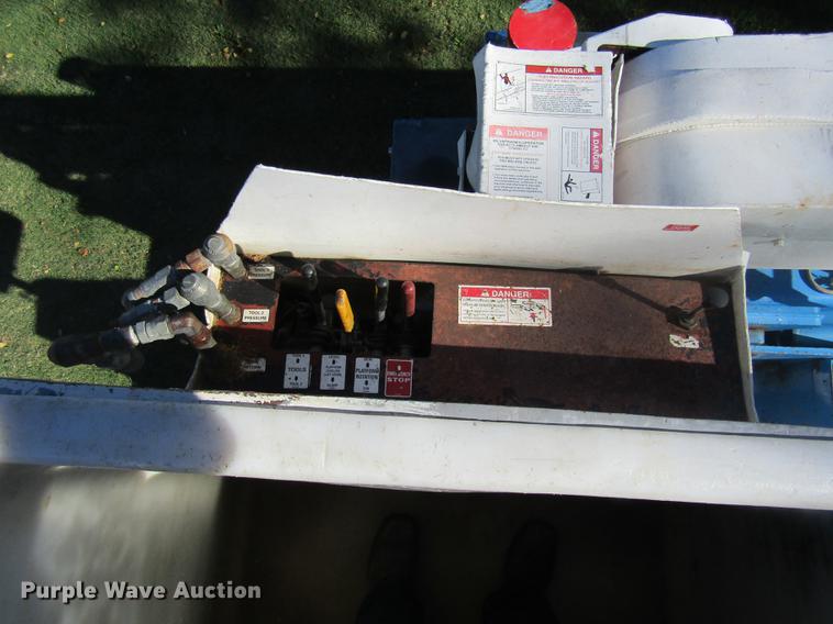 image for item DE5864 2001 International 4900 bucket truck