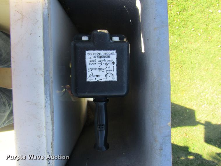 image for item DE5864 2001 International 4900 bucket truck