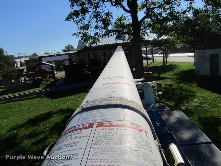 image for item DE5864 2001 International 4900 bucket truck