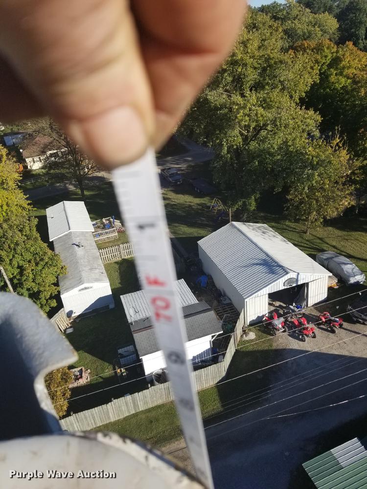 image for item DE5864 2001 International 4900 bucket truck