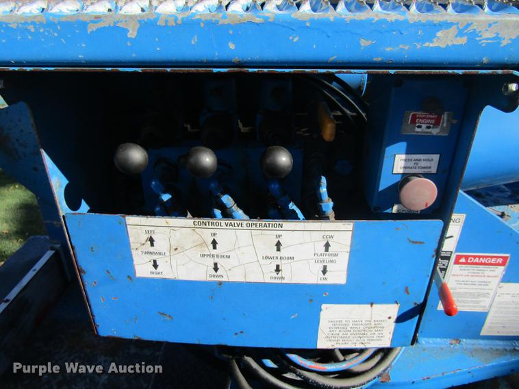 image for item DE5864 2001 International 4900 bucket truck