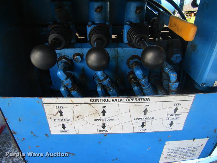 image for item DE5864 2001 International 4900 bucket truck