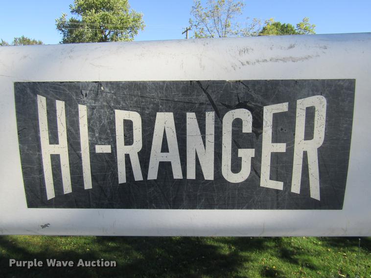 image for item DE5864 2001 International 4900 bucket truck