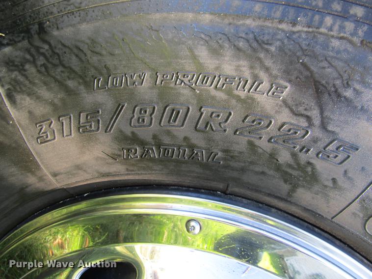 image for item DE5864 2001 International 4900 bucket truck