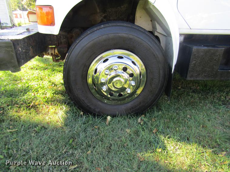 image for item DE5864 2001 International 4900 bucket truck