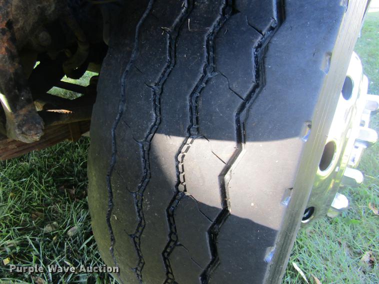 image for item DE5864 2001 International 4900 bucket truck