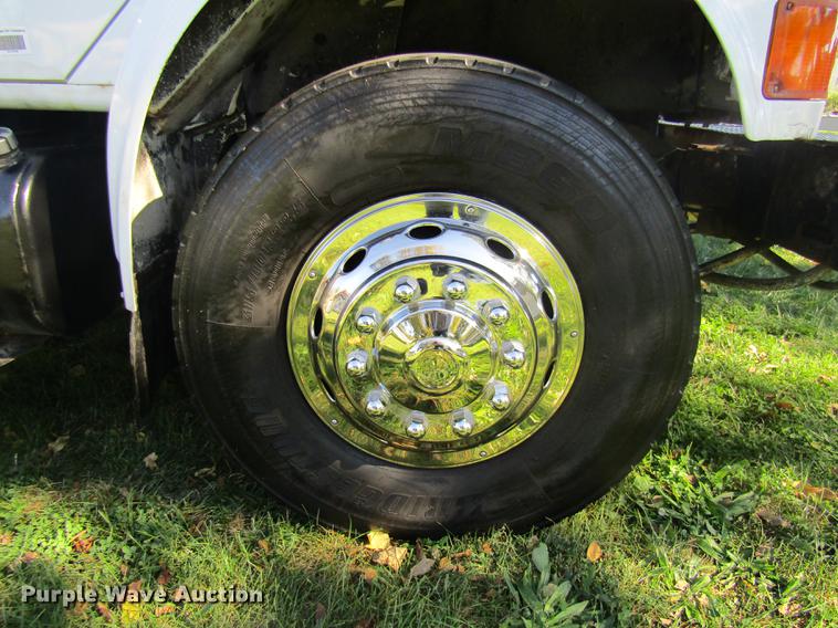 image for item DE5864 2001 International 4900 bucket truck