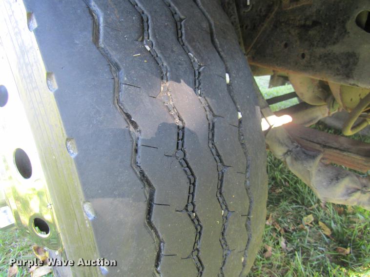 image for item DE5864 2001 International 4900 bucket truck