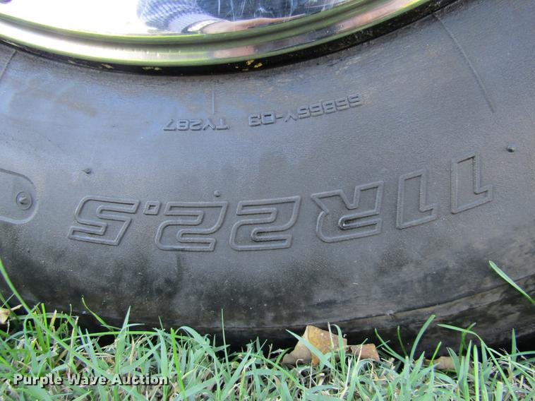 image for item DE5864 2001 International 4900 bucket truck