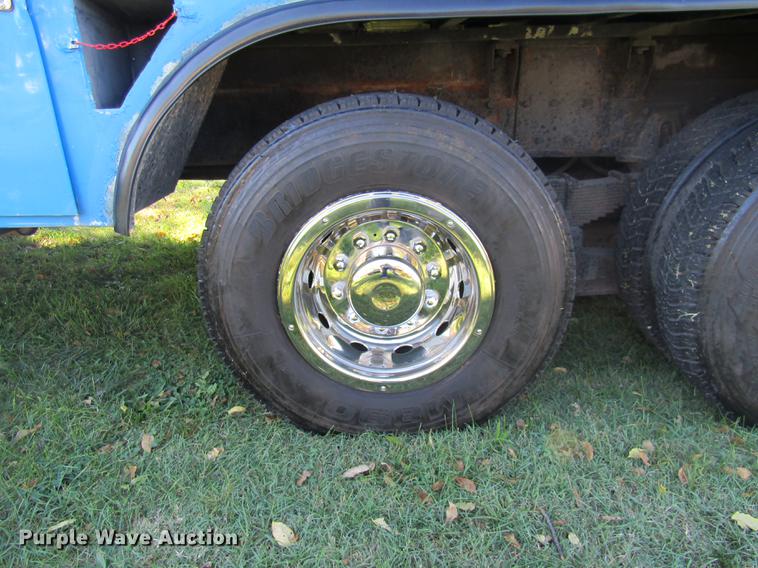 image for item DE5864 2001 International 4900 bucket truck