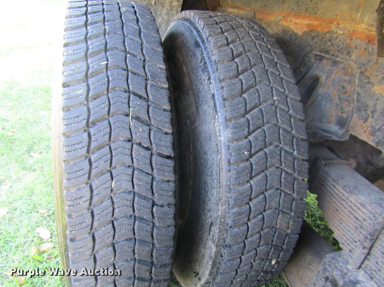 image for item DE5864 2001 International 4900 bucket truck