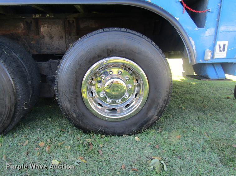 image for item DE5864 2001 International 4900 bucket truck