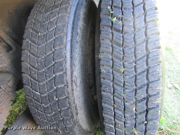 image for item DE5864 2001 International 4900 bucket truck