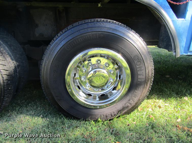 image for item DE5864 2001 International 4900 bucket truck