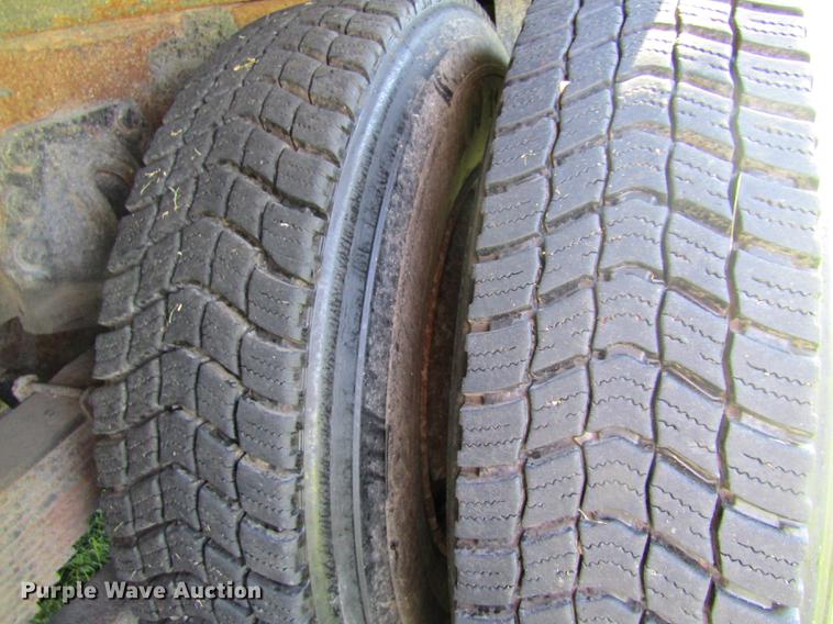 image for item DE5864 2001 International 4900 bucket truck