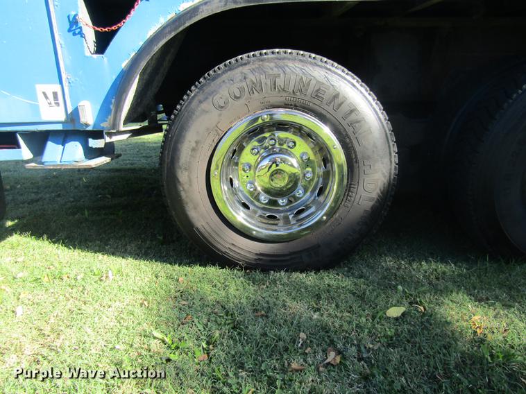 image for item DE5864 2001 International 4900 bucket truck