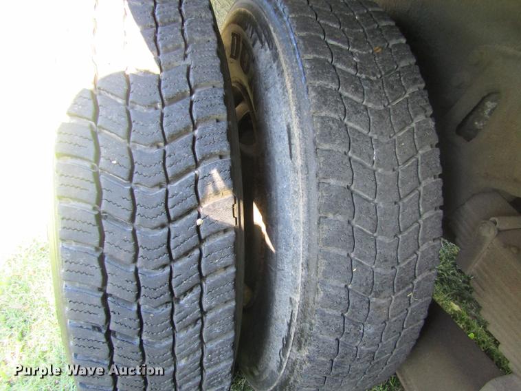 image for item DE5864 2001 International 4900 bucket truck