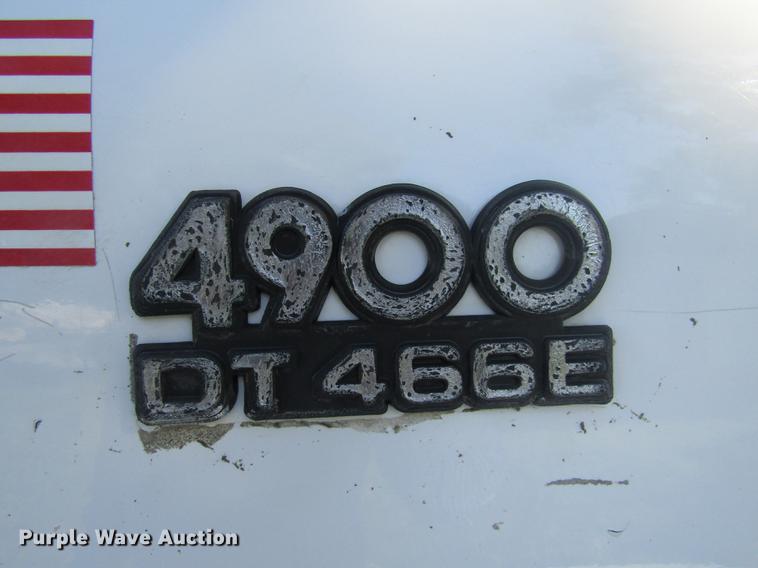 image for item DE5864 2001 International 4900 bucket truck