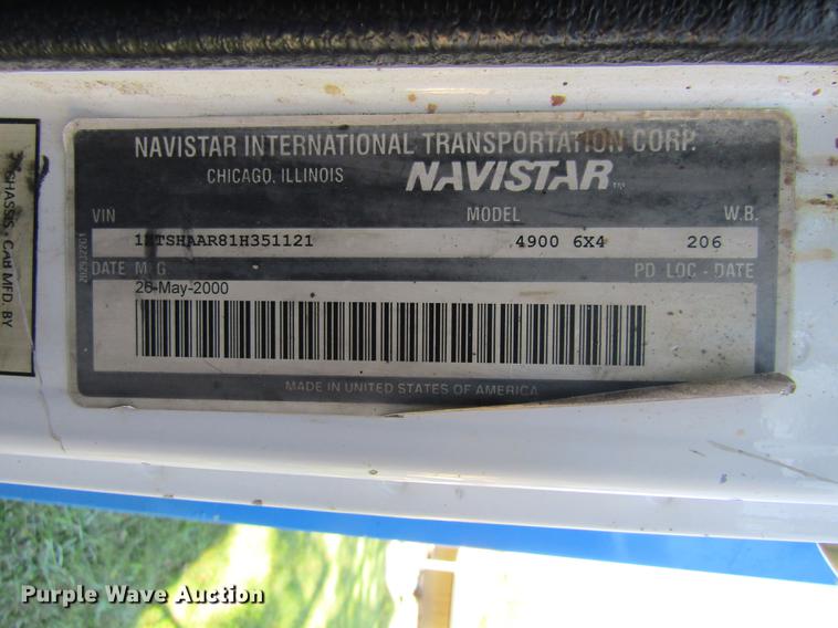 image for item DE5864 2001 International 4900 bucket truck