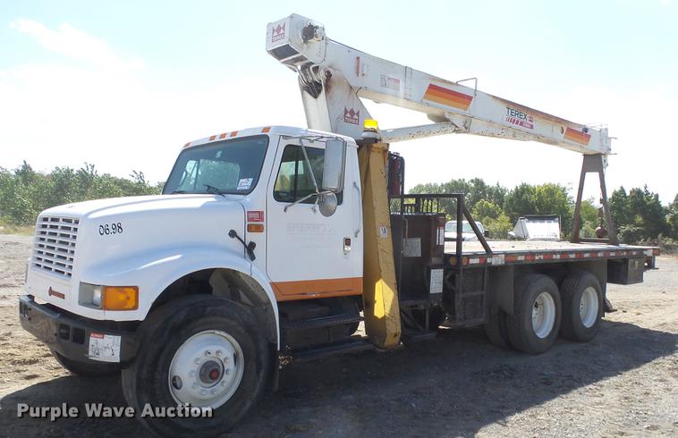 image for item DE7276 1990 International 4900 crane truck