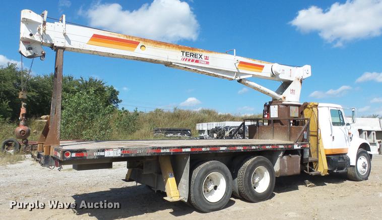 image for item DE7276 1990 International 4900 crane truck