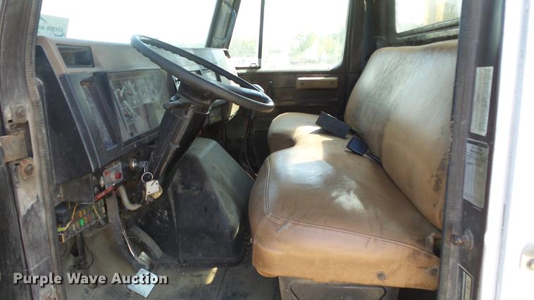 image for item DE7276 1990 International 4900 crane truck