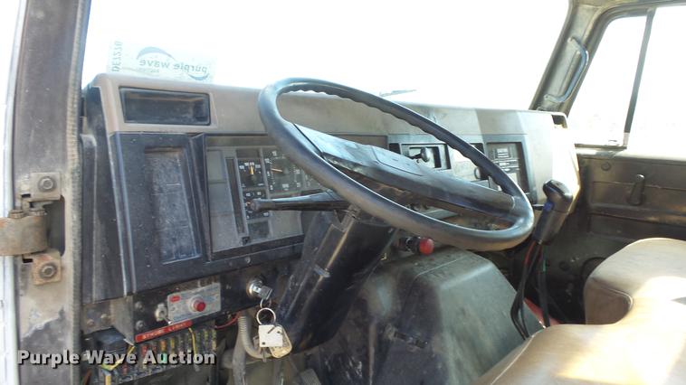 image for item DE7276 1990 International 4900 crane truck