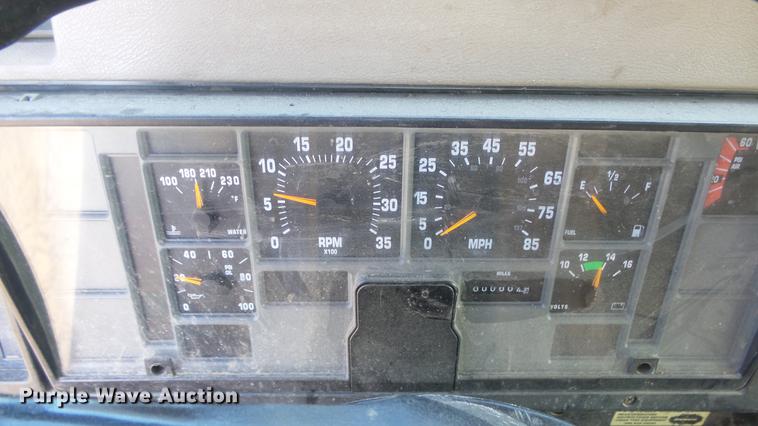 image for item DE7276 1990 International 4900 crane truck