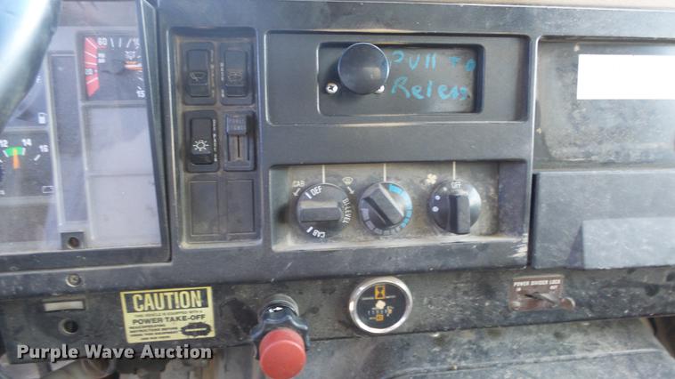 image for item DE7276 1990 International 4900 crane truck