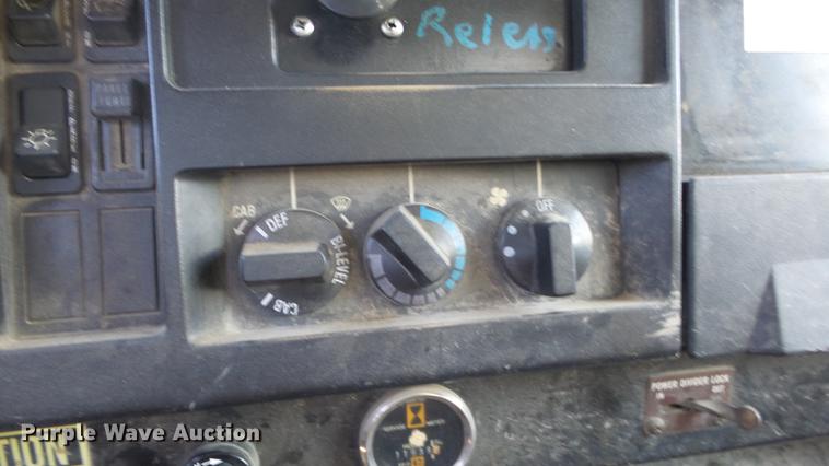 image for item DE7276 1990 International 4900 crane truck