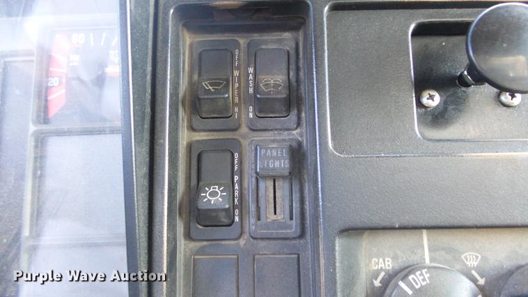 image for item DE7276 1990 International 4900 crane truck