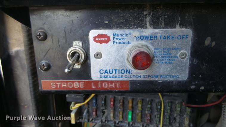 image for item DE7276 1990 International 4900 crane truck