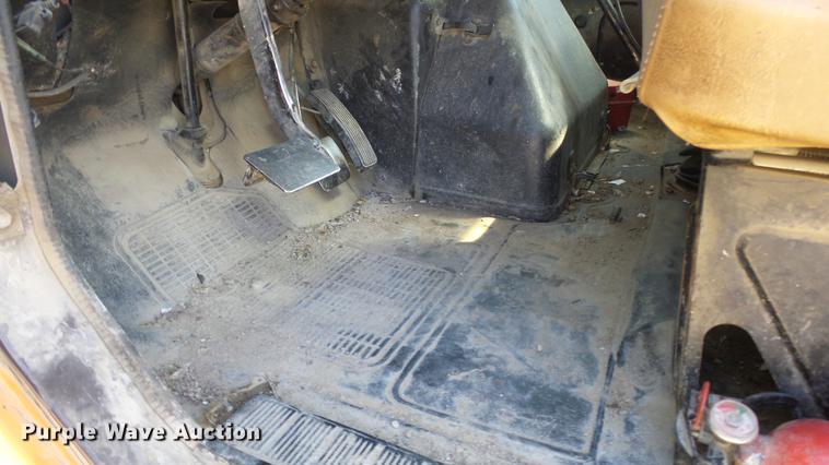 image for item DE7276 1990 International 4900 crane truck